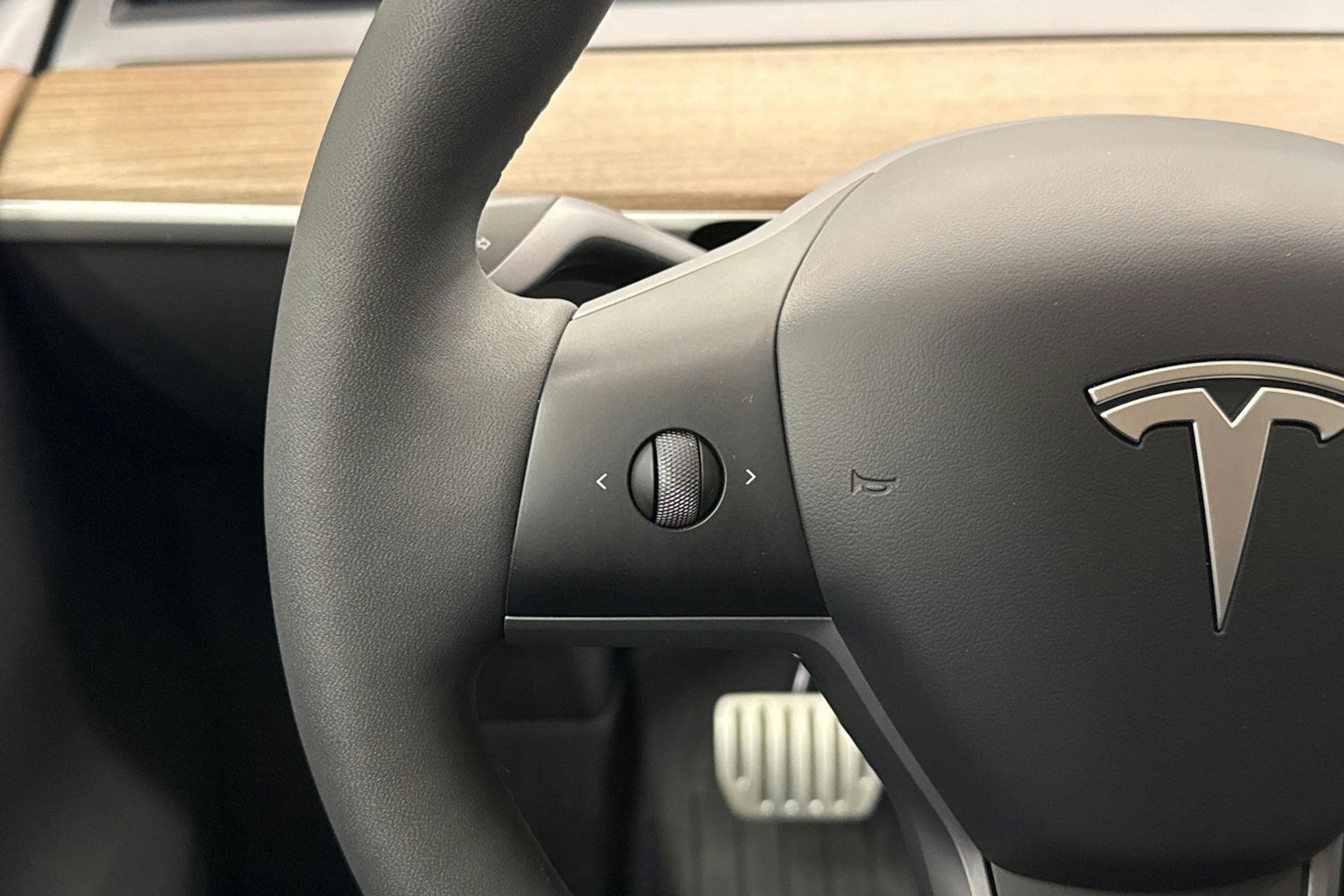 valkoinen Tesla Model Y 2024 kuva 10.