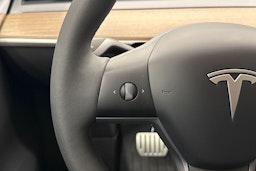 valkoinen Tesla Model Y 2024 kuva 10.
