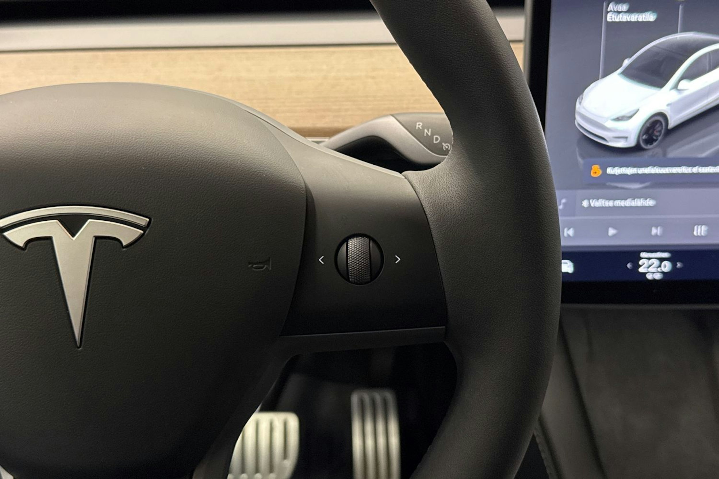 valkoinen Tesla Model Y 2024 kuva 11.