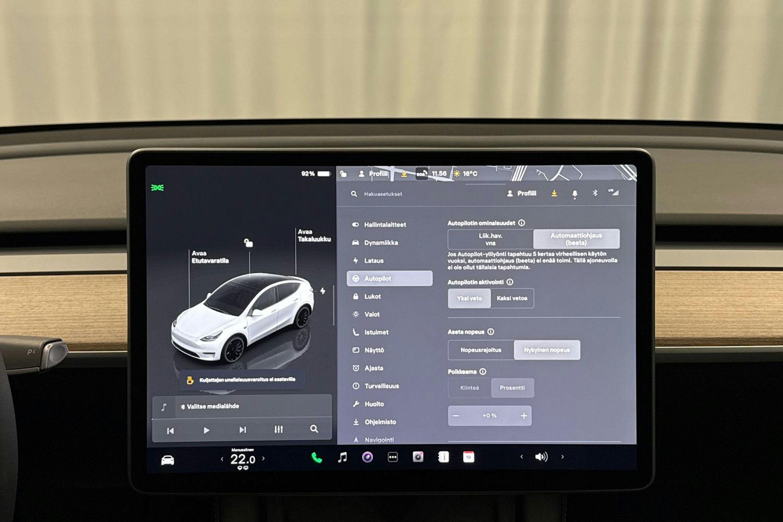 valkoinen Tesla Model Y 2024 kuva 12.