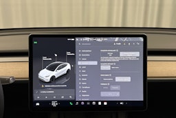 valkoinen Tesla Model Y 2024 kuva 12.