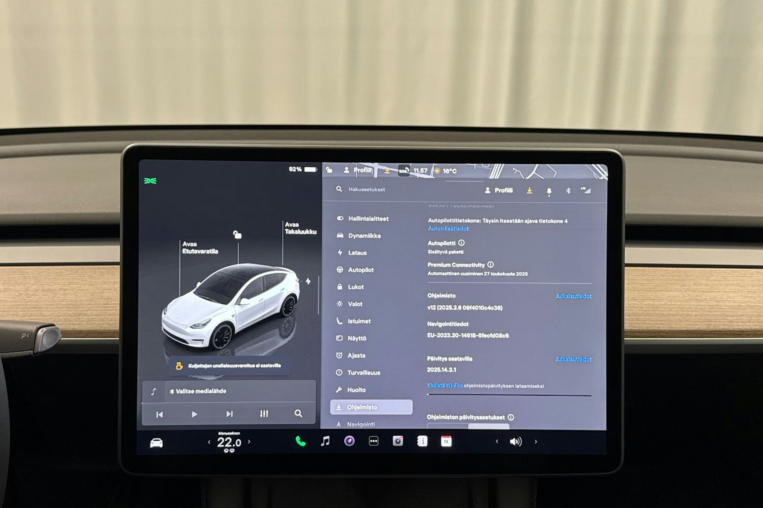 valkoinen Tesla Model Y 2024 kuva 13.