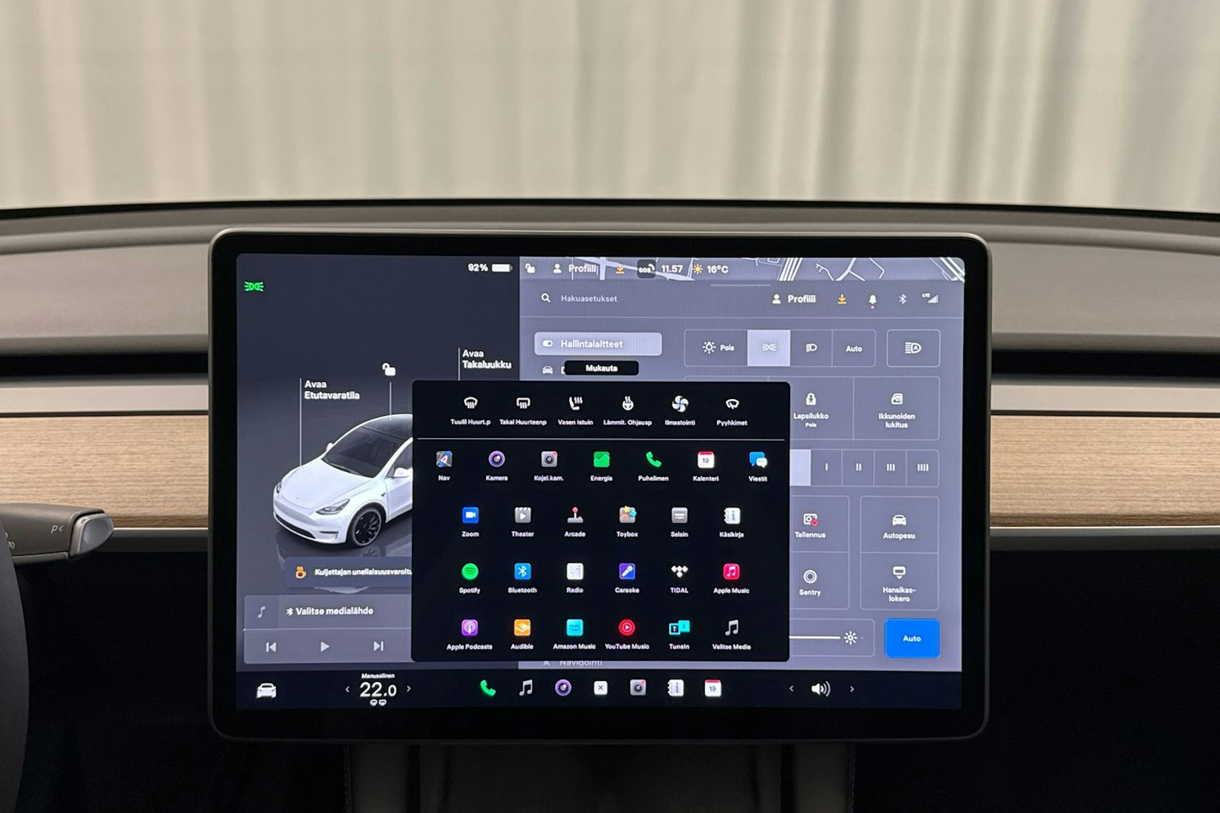 valkoinen Tesla Model Y 2024 kuva 15.
