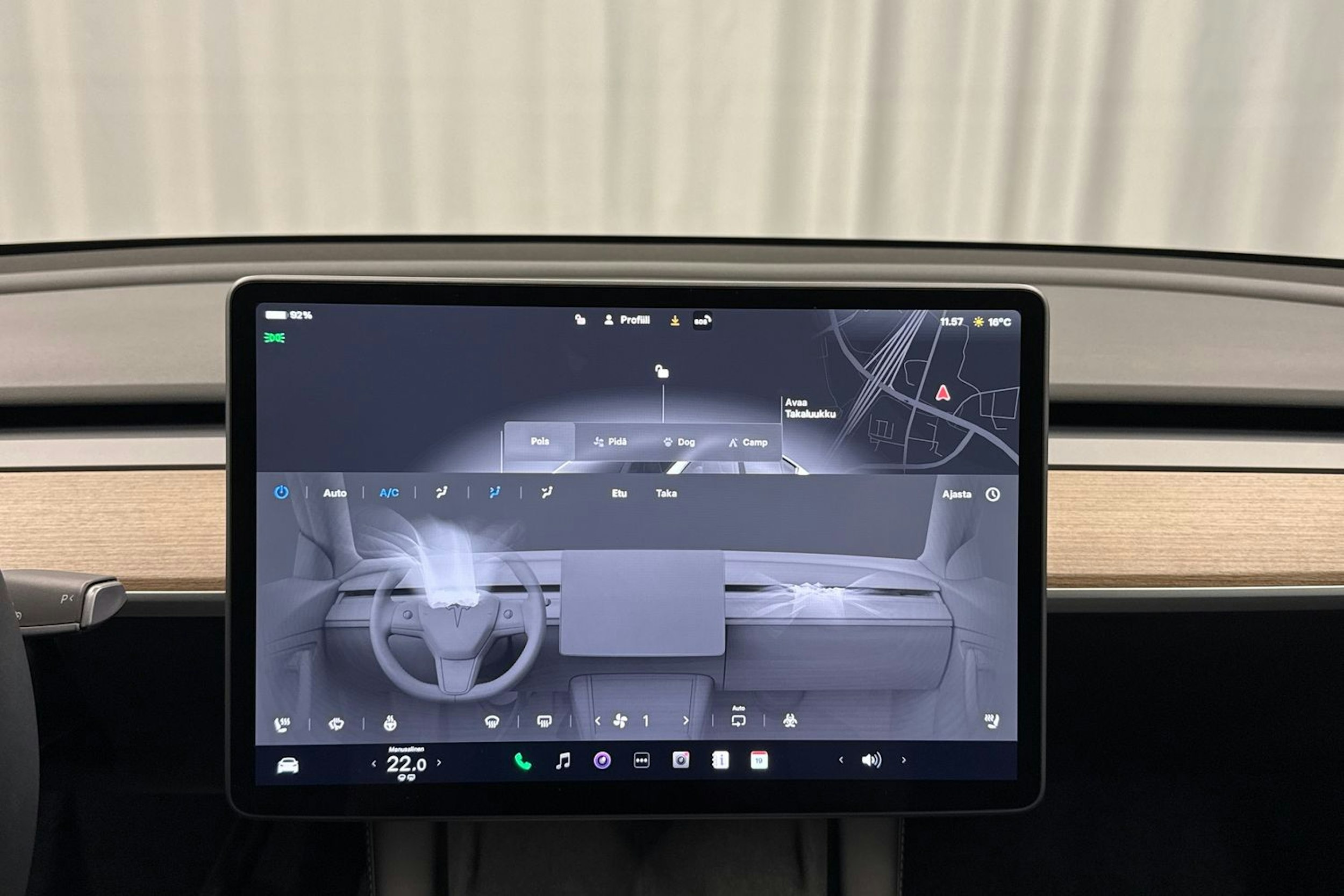 valkoinen Tesla Model Y 2024 kuva 17.