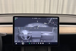 valkoinen Tesla Model Y 2024 kuva 17.