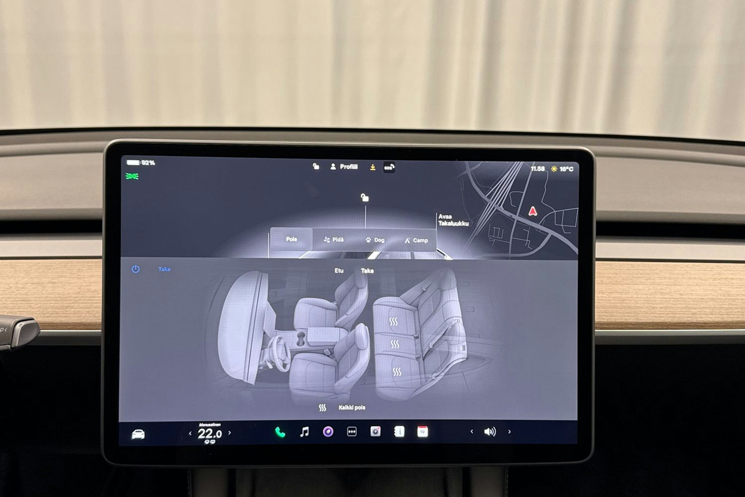 valkoinen Tesla Model Y 2024 kuva 18.