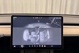 valkoinen Tesla Model Y 2024 kuva 18.