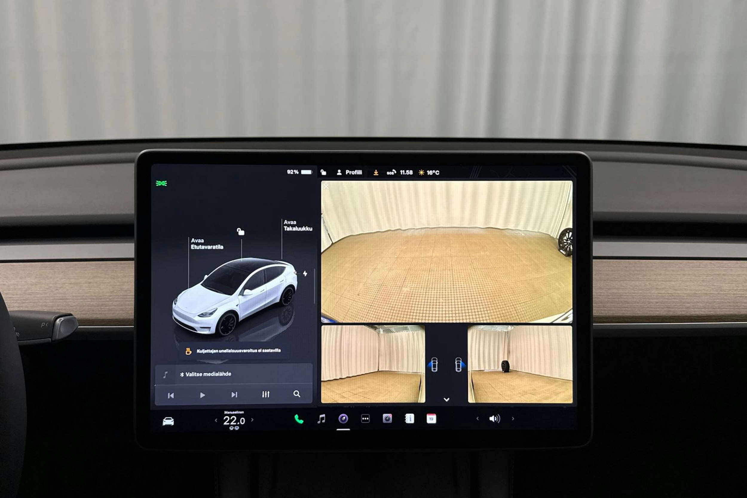 valkoinen Tesla Model Y 2024 kuva 19.