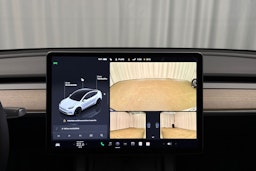 valkoinen Tesla Model Y 2024 kuva 19.