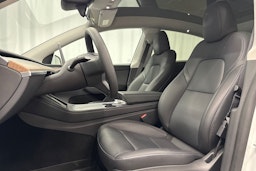 valkoinen Tesla Model Y 2024 kuva 20.
