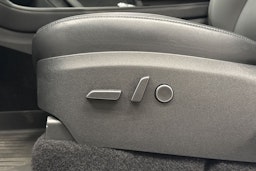 valkoinen Tesla Model Y 2024 kuva 21.
