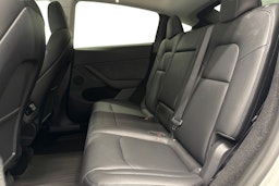valkoinen Tesla Model Y 2024 kuva 22.