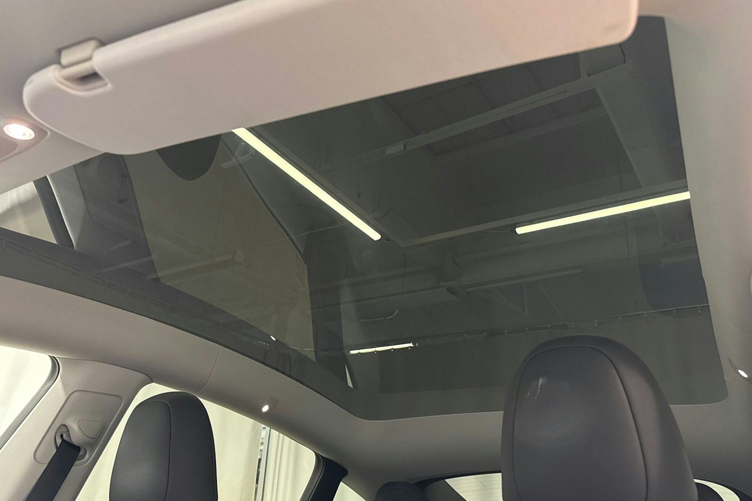 valkoinen Tesla Model Y 2024 kuva 23.