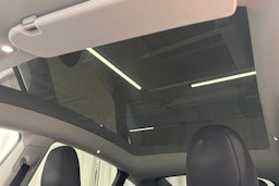 valkoinen Tesla Model Y 2024 kuva 23.