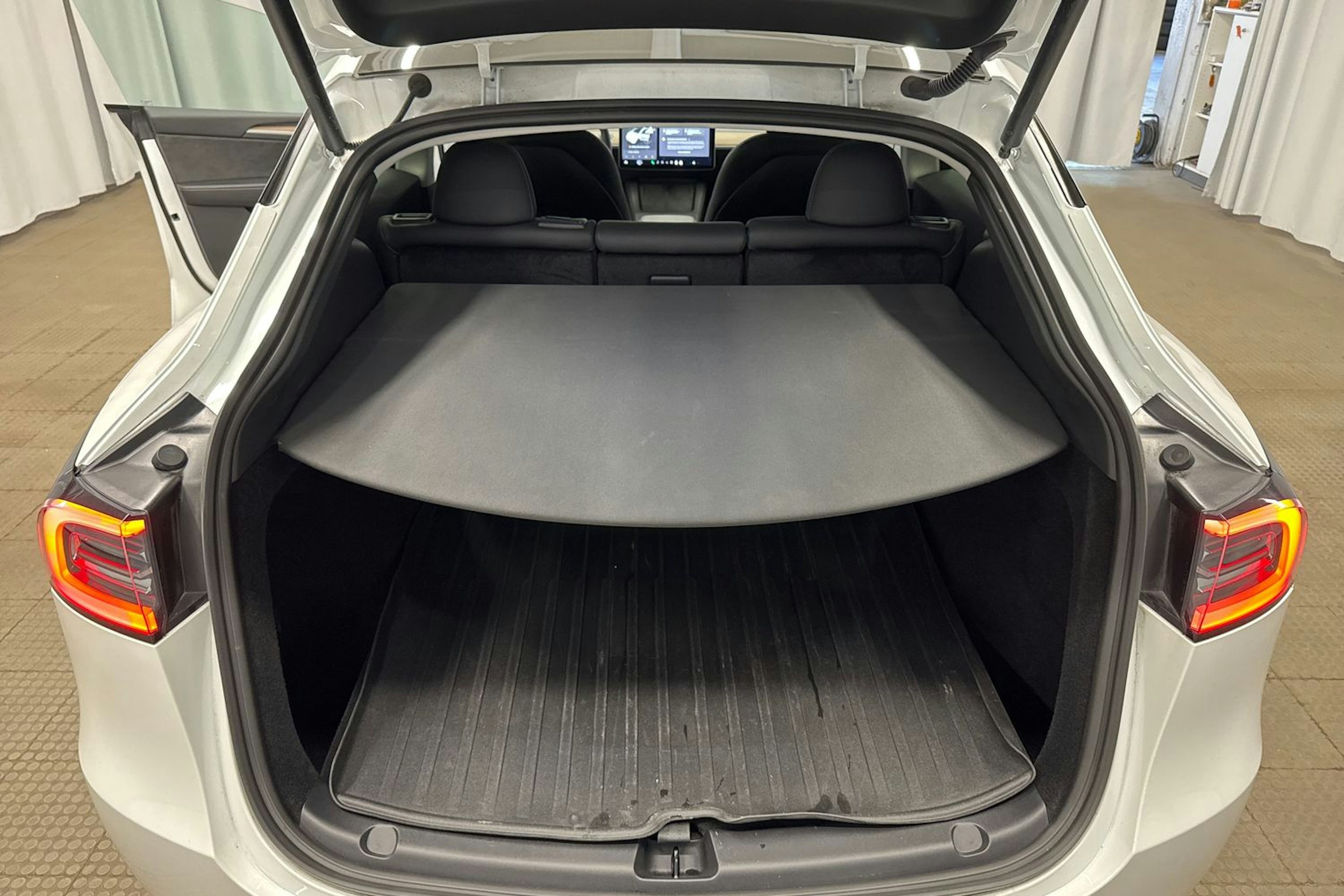 valkoinen Tesla Model Y 2024 kuva 24.