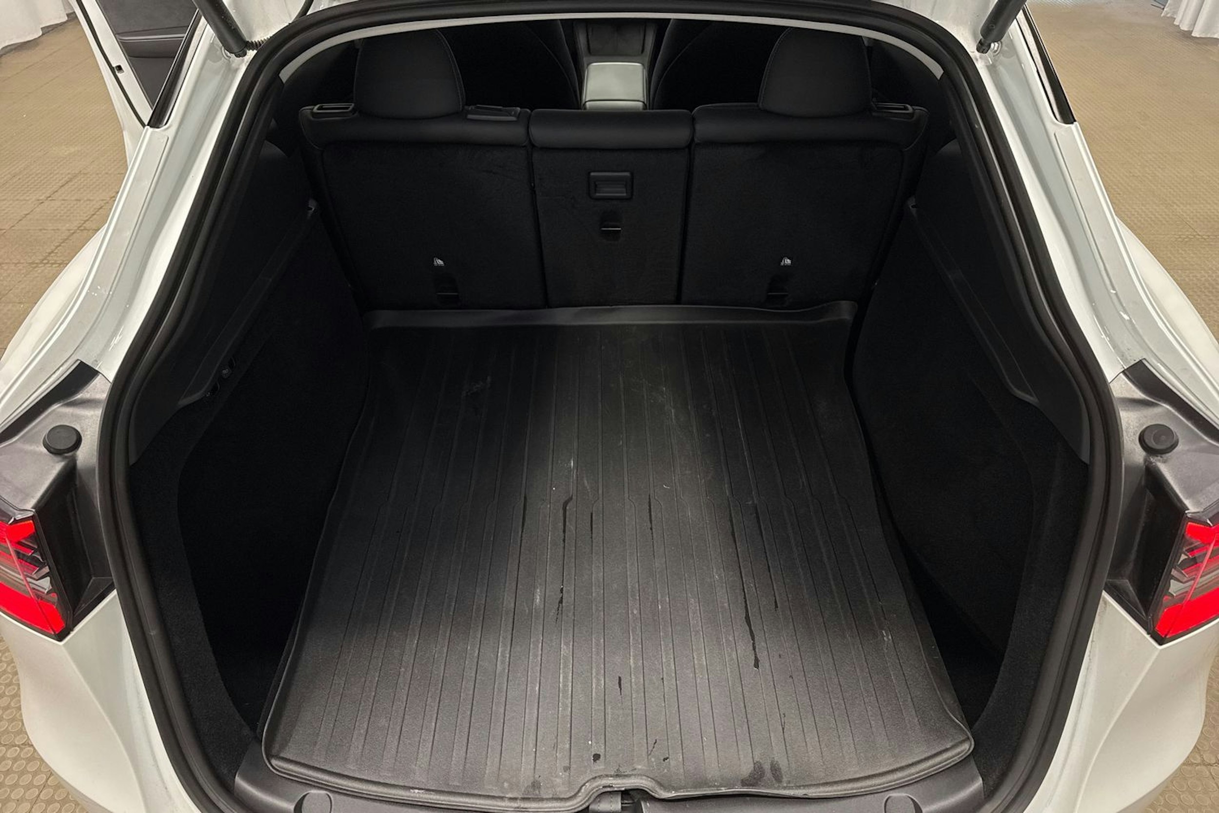 valkoinen Tesla Model Y 2024 kuva 25.