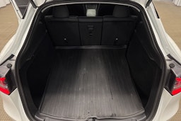 valkoinen Tesla Model Y 2024 kuva 25.