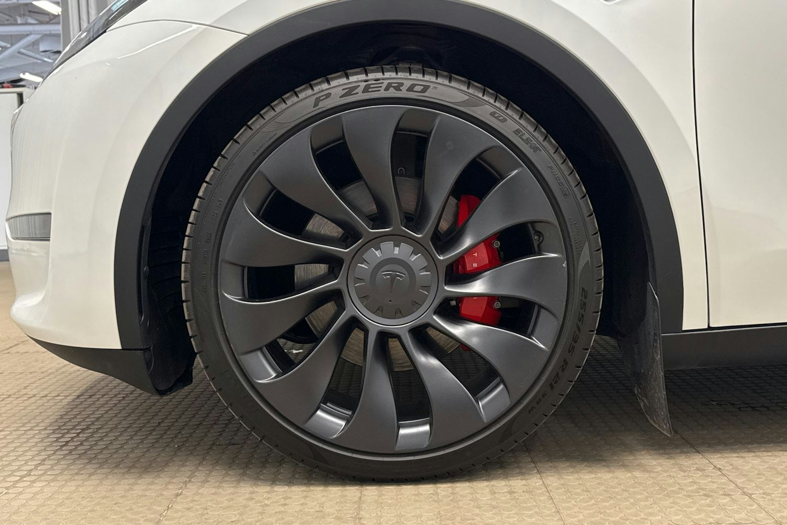 valkoinen Tesla Model Y 2024 kuva 29.