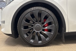 valkoinen Tesla Model Y 2024 kuva 29.
