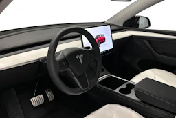 punainen Tesla Model Y 2024 kuva 8.