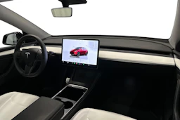 punainen Tesla Model Y 2024 kuva 9.