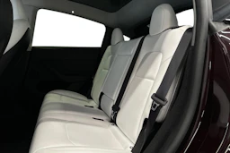 punainen Tesla Model Y 2024 kuva 11.