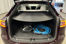 punainen Tesla Model Y 2024 kuva 15.
