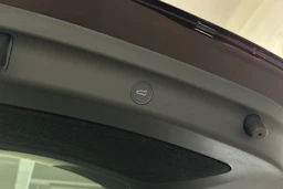 punainen Tesla Model Y 2024 kuva 16.