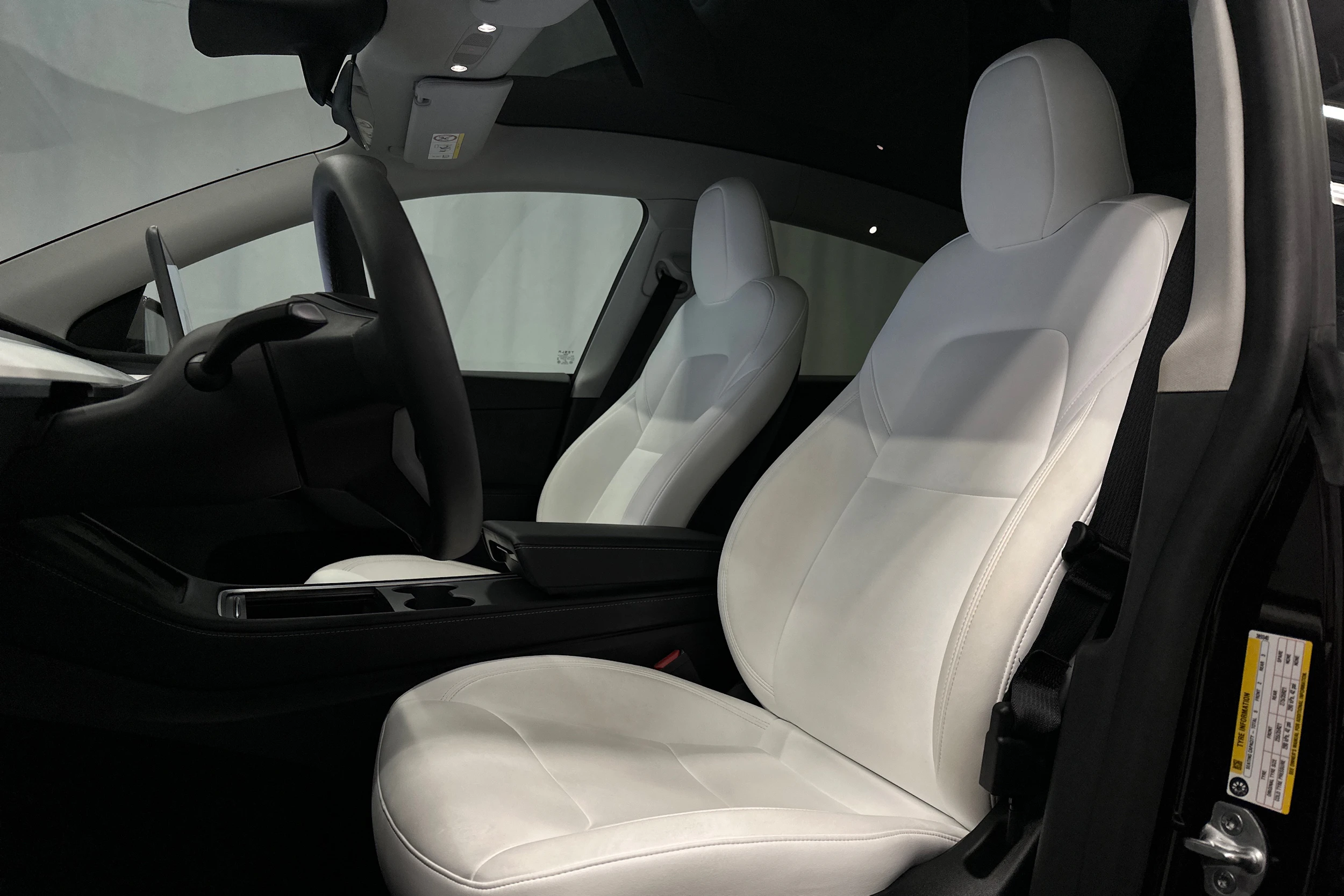 punainen Tesla Model Y 2024 kuva 17.