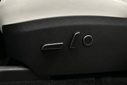 punainen Tesla Model Y 2024 kuva 18.