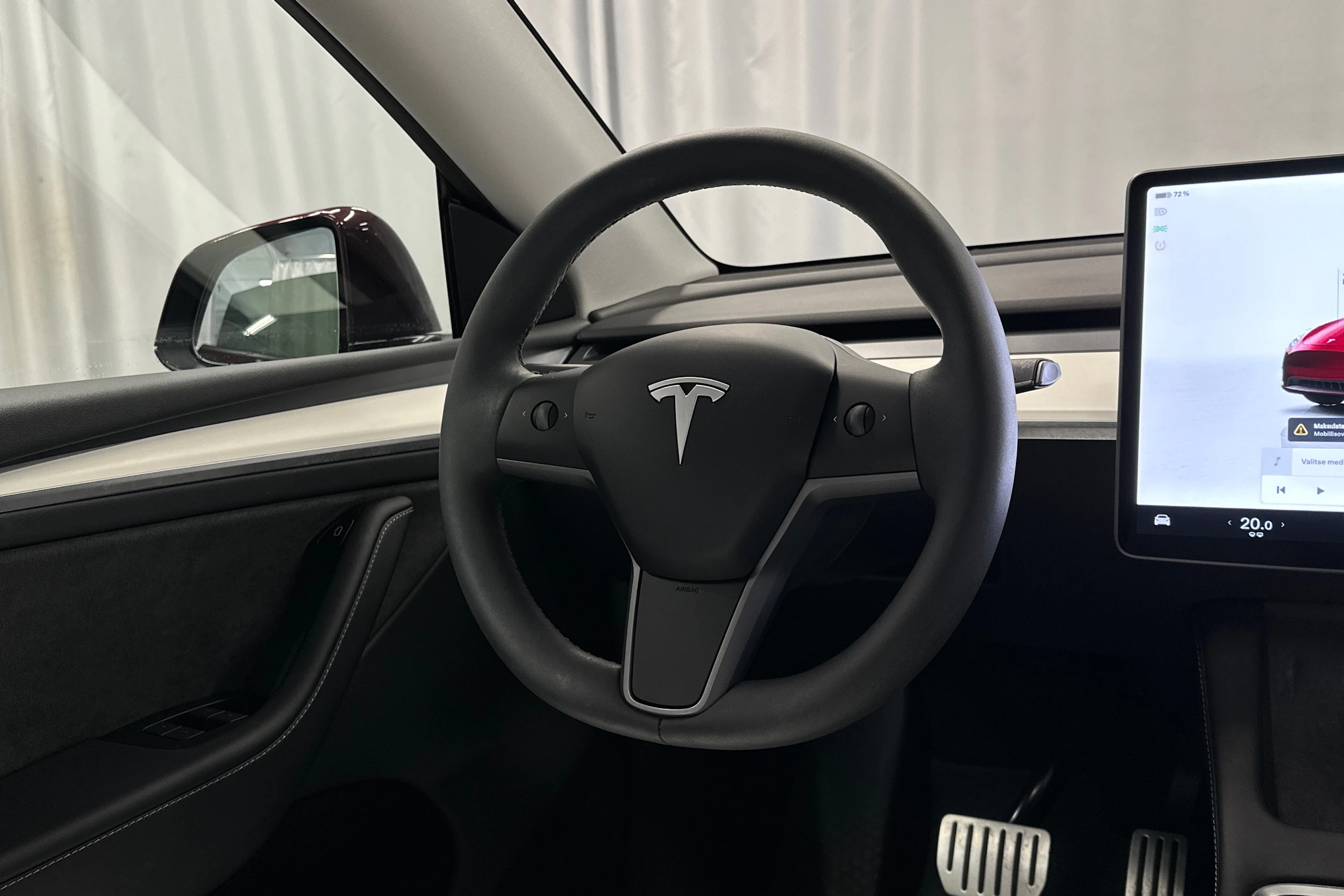 punainen Tesla Model Y 2024 kuva 19.