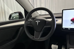 punainen Tesla Model Y 2024 kuva 19.