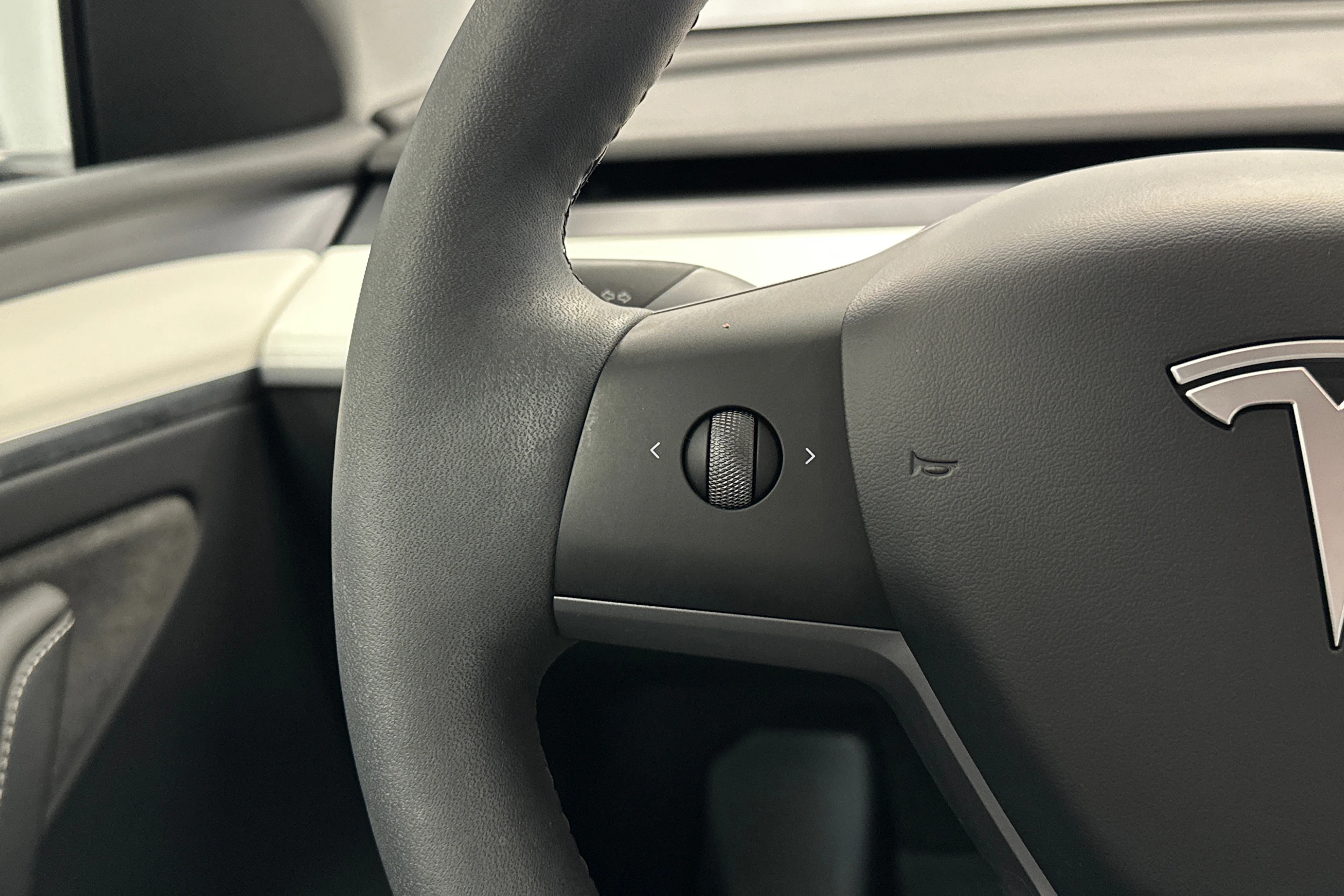punainen Tesla Model Y 2024 kuva 20.