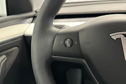 punainen Tesla Model Y 2024 kuva 20.