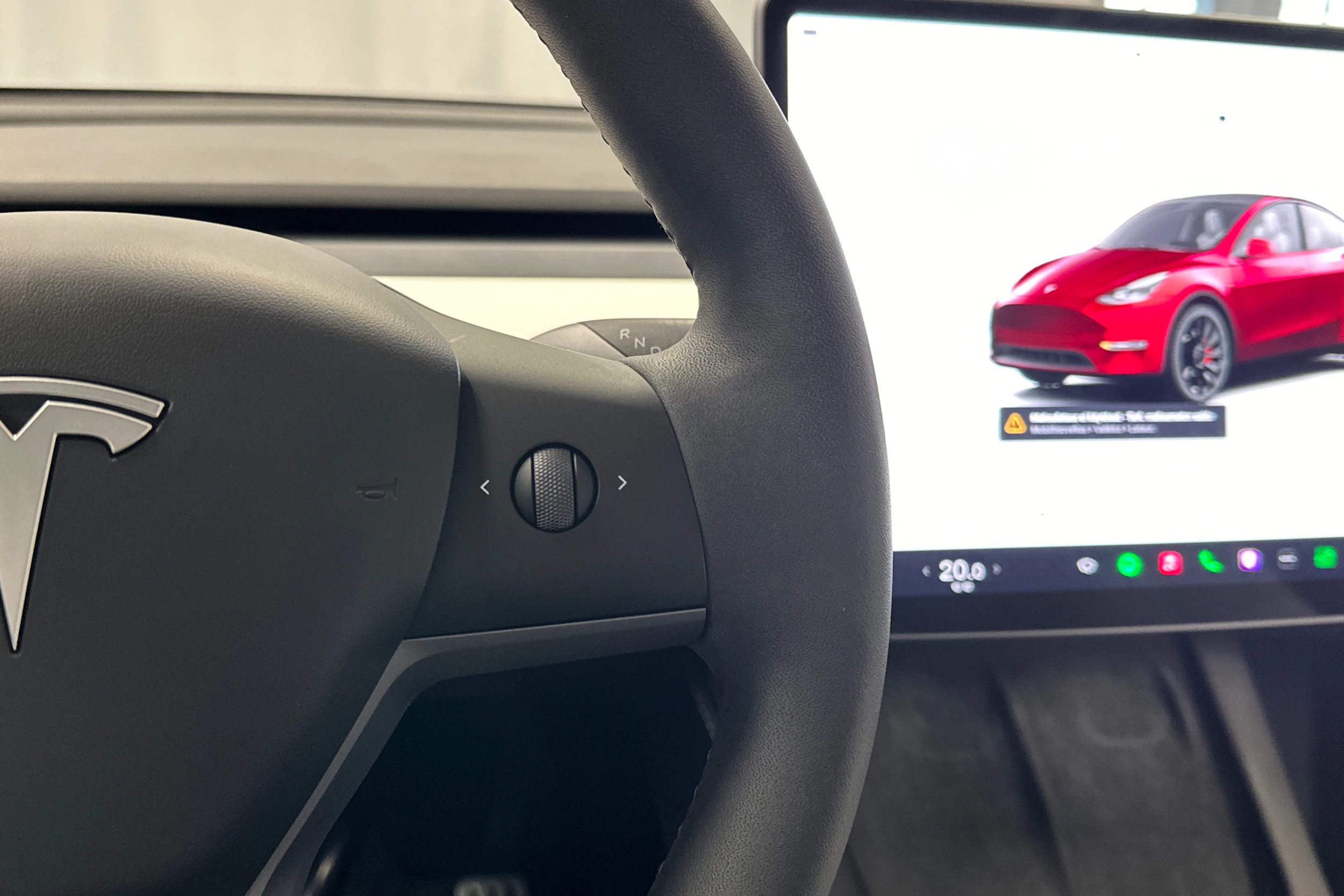 punainen Tesla Model Y 2024 kuva 21.