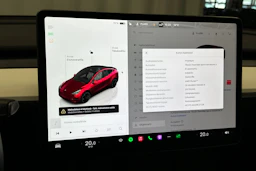 punainen Tesla Model Y 2024 kuva 22.