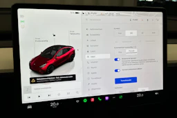 punainen Tesla Model Y 2024 kuva 26.