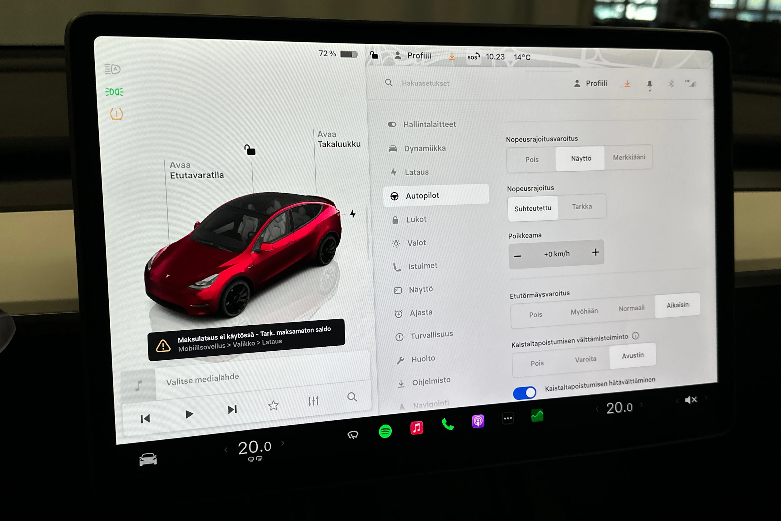 punainen Tesla Model Y 2024 kuva 27.