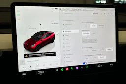 punainen Tesla Model Y 2024 kuva 27.