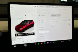 punainen Tesla Model Y 2024 kuva 28.
