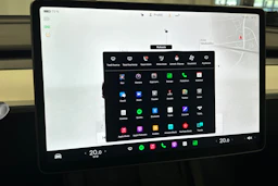 punainen Tesla Model Y 2024 kuva 31.