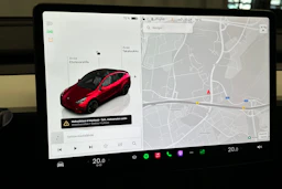punainen Tesla Model Y 2024 kuva 32.