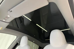 punainen Tesla Model Y 2024 kuva 34.