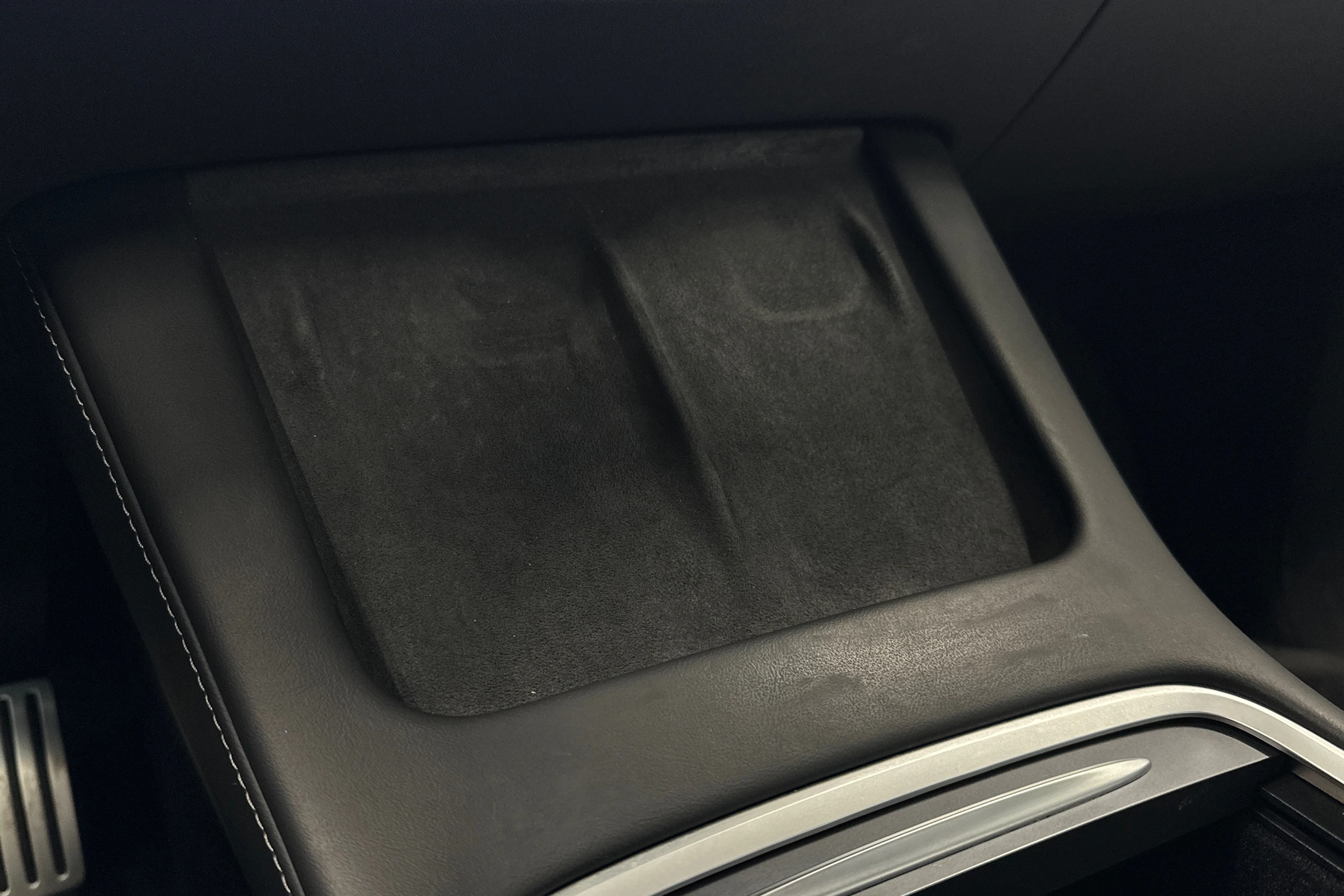 punainen Tesla Model Y 2024 kuva 35.