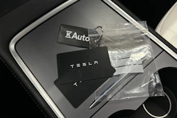 punainen Tesla Model Y 2024 kuva 36.