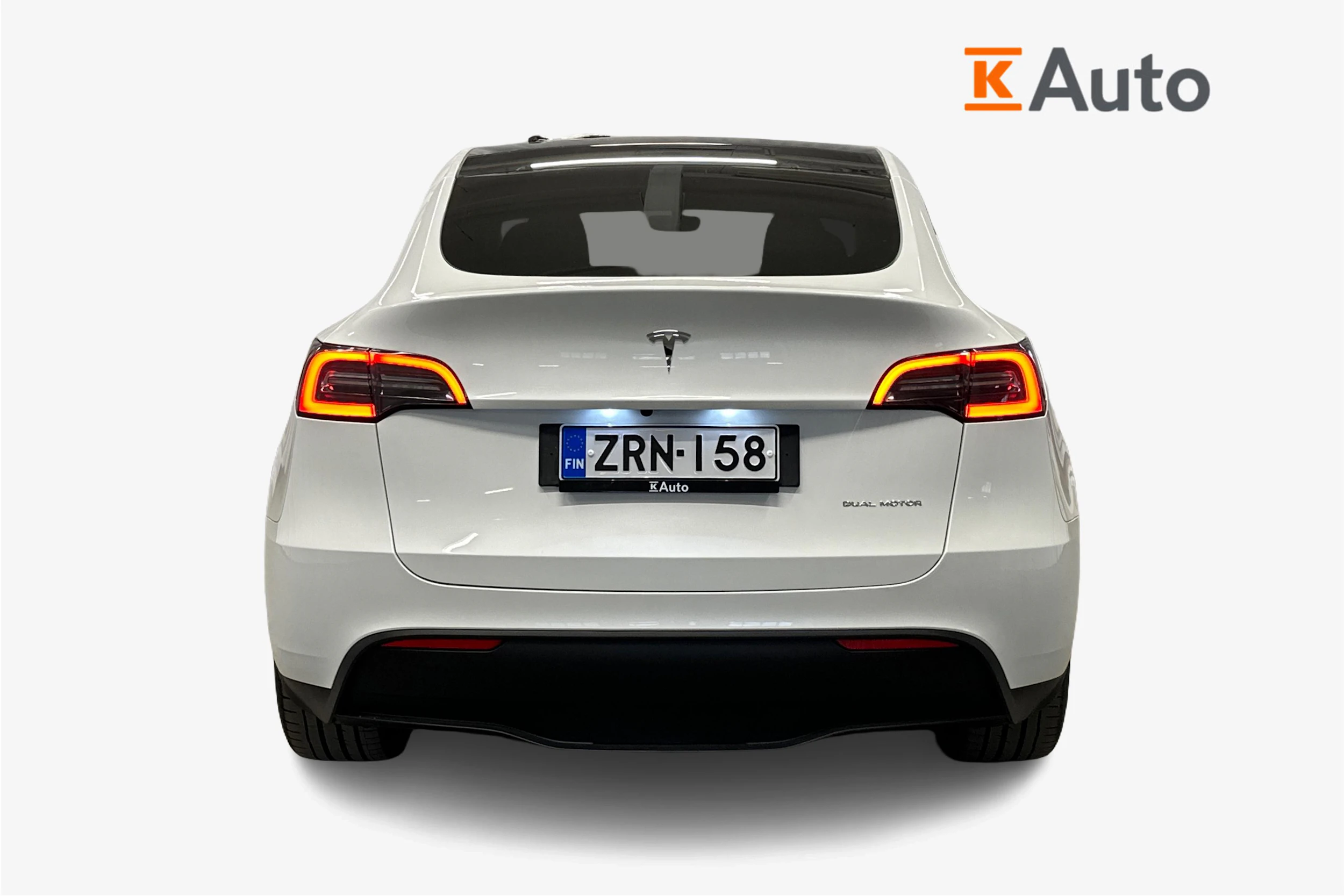 valkoinen Tesla Model Y 2024 kuva 4.