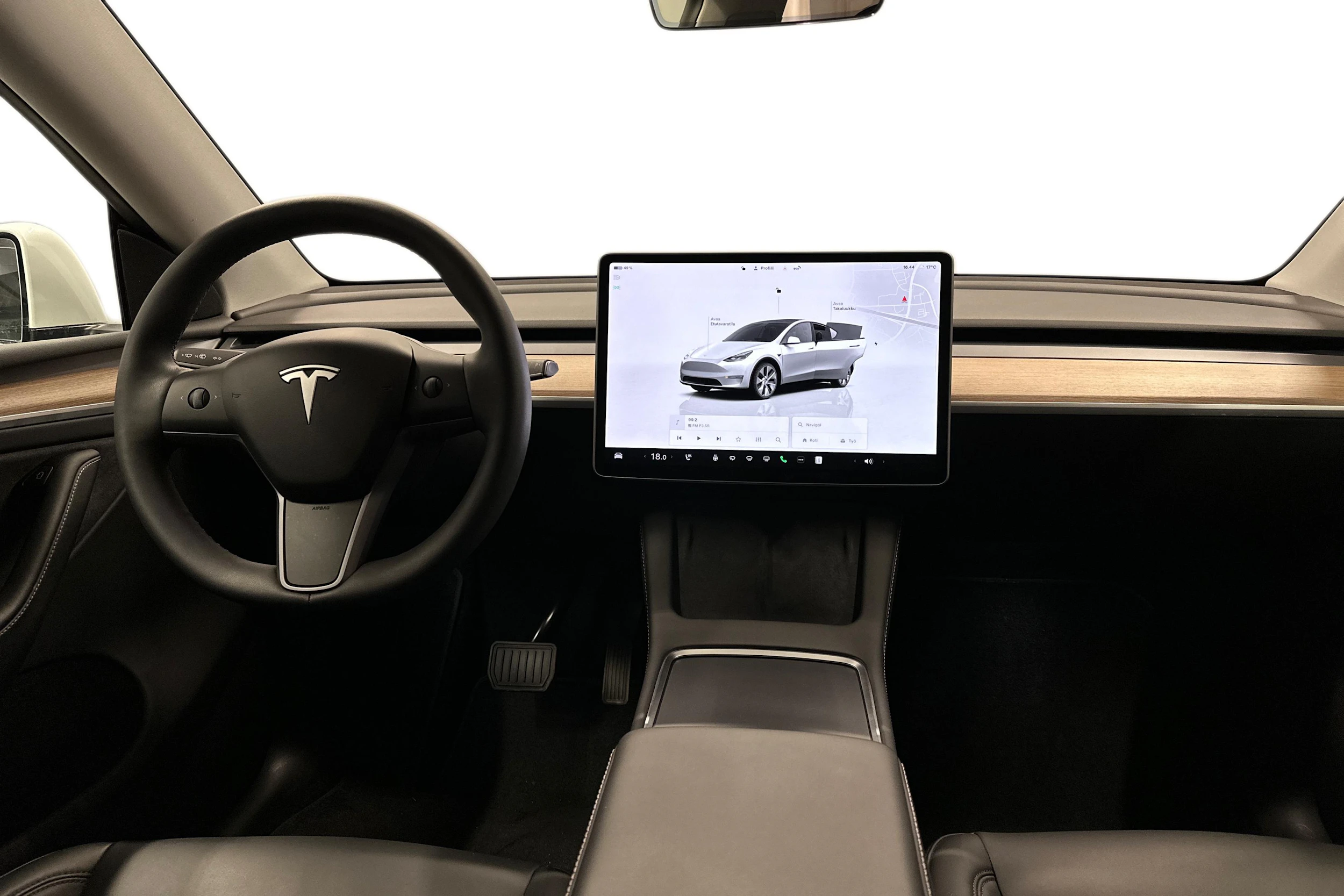 valkoinen Tesla Model Y 2024 kuva 9.