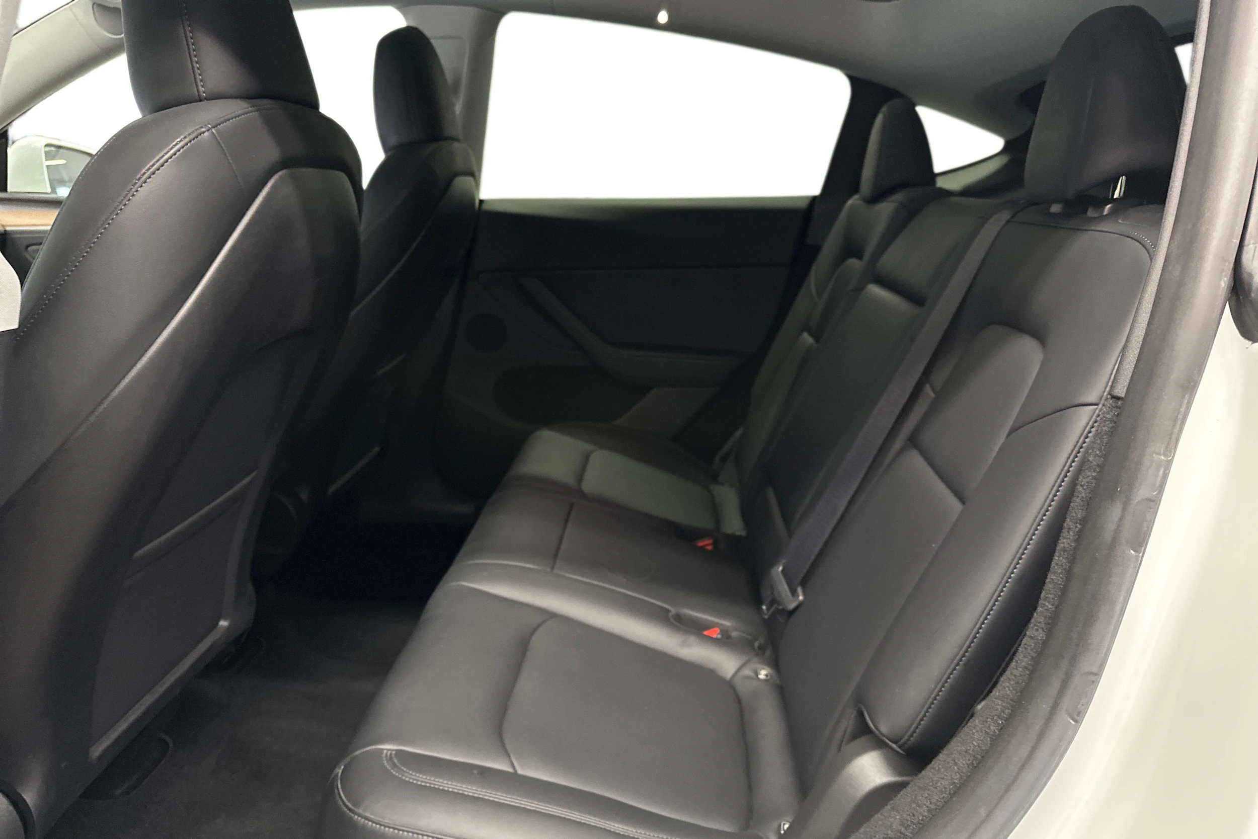 valkoinen Tesla Model Y 2024 kuva 11.