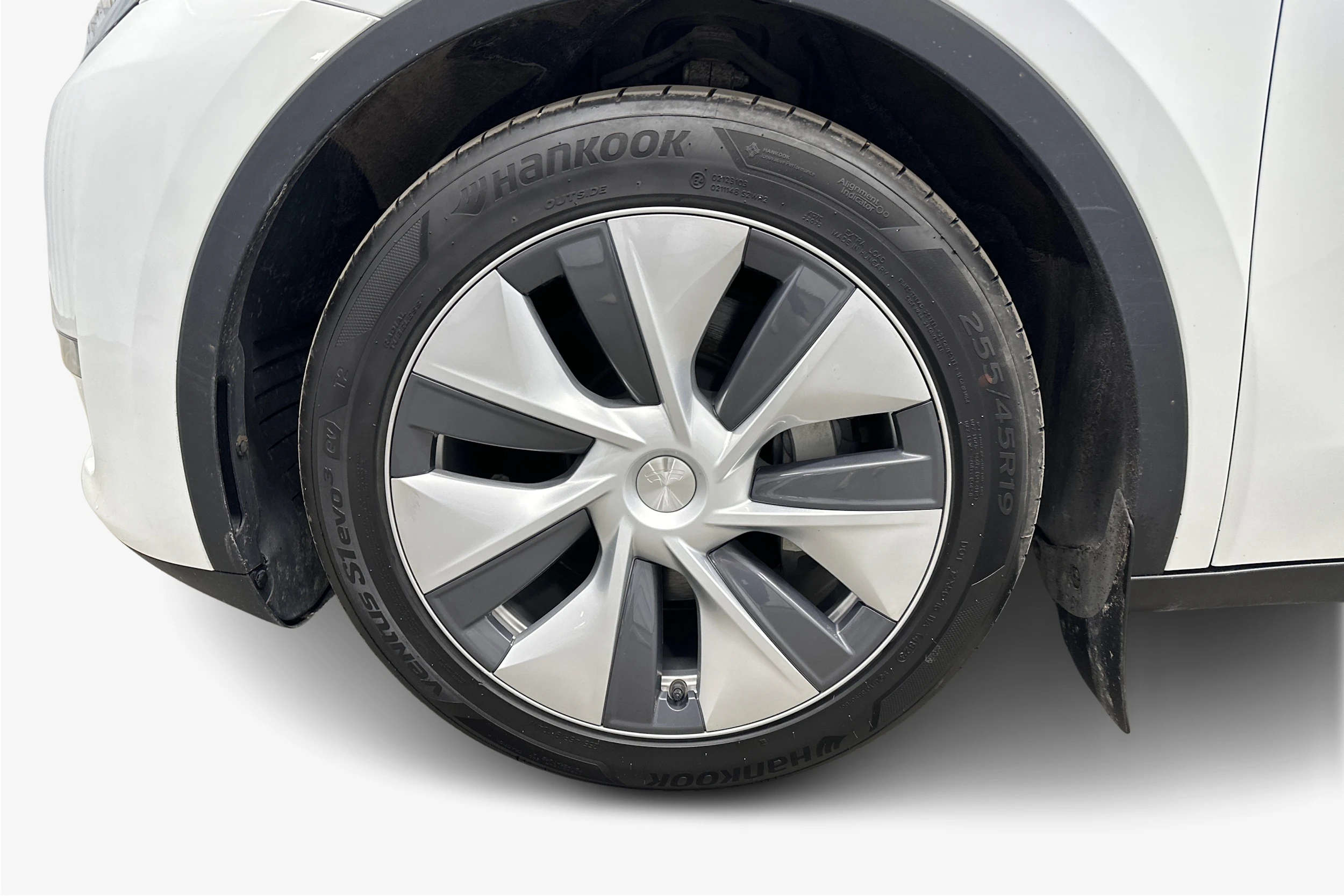 valkoinen Tesla Model Y 2024 kuva 12.