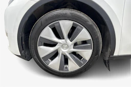 valkoinen Tesla Model Y 2024 kuva 12.